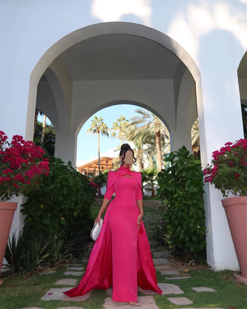 Abiti da ballo classici personalizzati con scollo all'americana in raso con spalle scoperte e maniche corte. Elegante abito da festa con strascico dritto alla caviglia