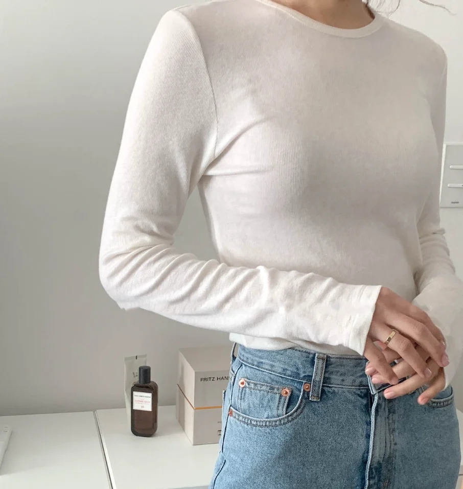 Dopasowany T-shirt z okrągłym dekoltem, długi rękaw, podstawowa warstwa bazowa, damski, casualowy, wygodny materiał, idealny na jesień.