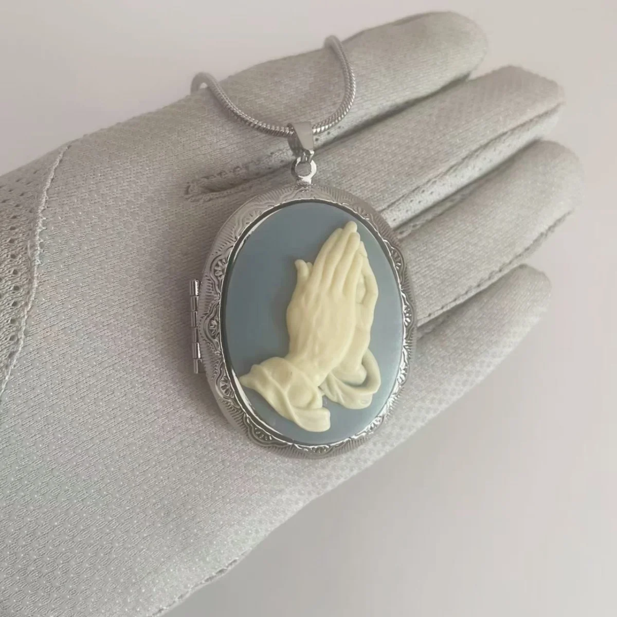 

Mitto Fashion Saint Praying Hand Cameo Locket Vintage Necklace for Women High-End Accessories Jewelry