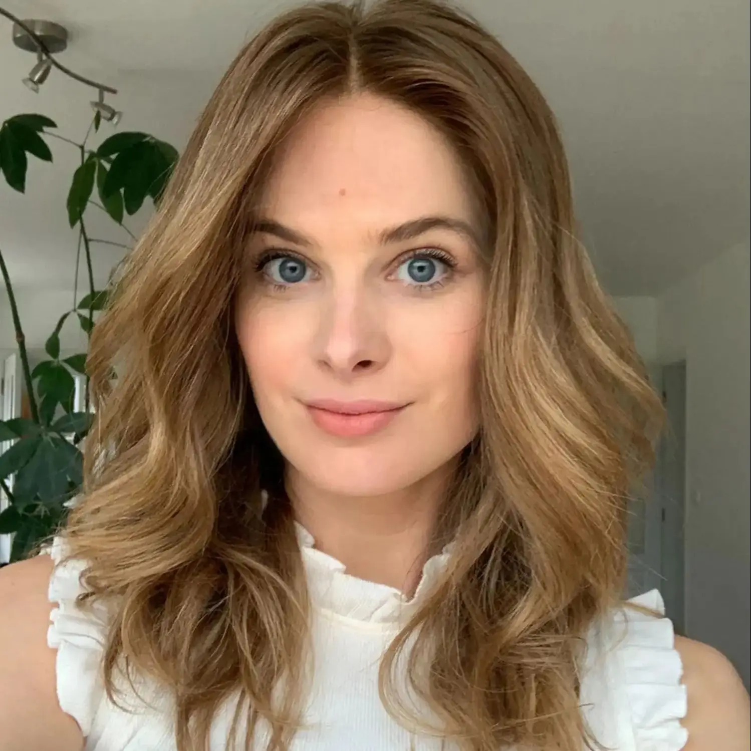 부드러운 허니 블론드 합성 레이스 탑 가발 (어두운 뿌리, 어깨 길이 웨이브, 고품질 13*4 HD 인비저블 레이스 가발, 새로운 스타일)