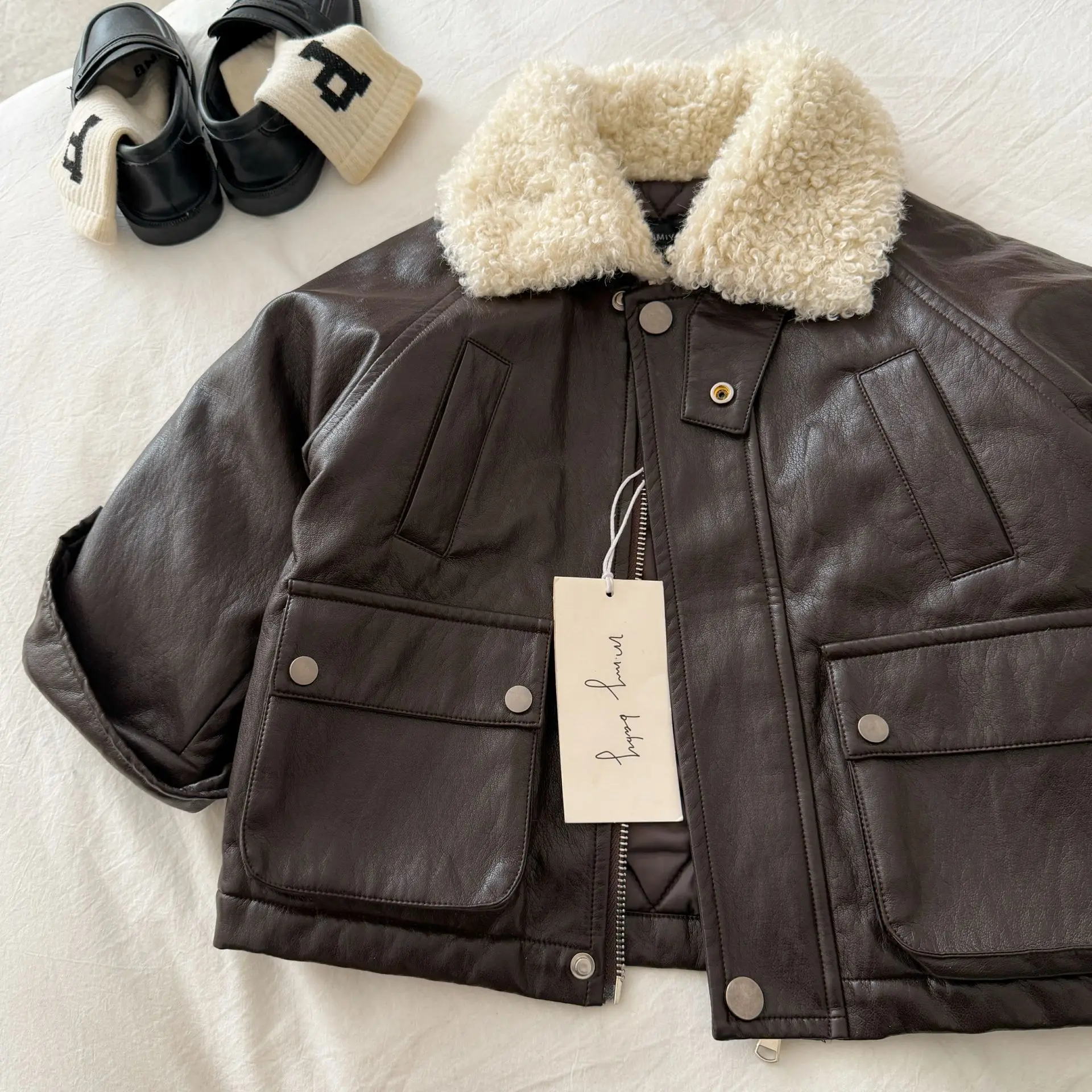 

Детская куртка 2025 года, новая зимняя утолщенная однотонная кожаная куртка для мальчиков и девочек с меховым воротником, модное детское пальто