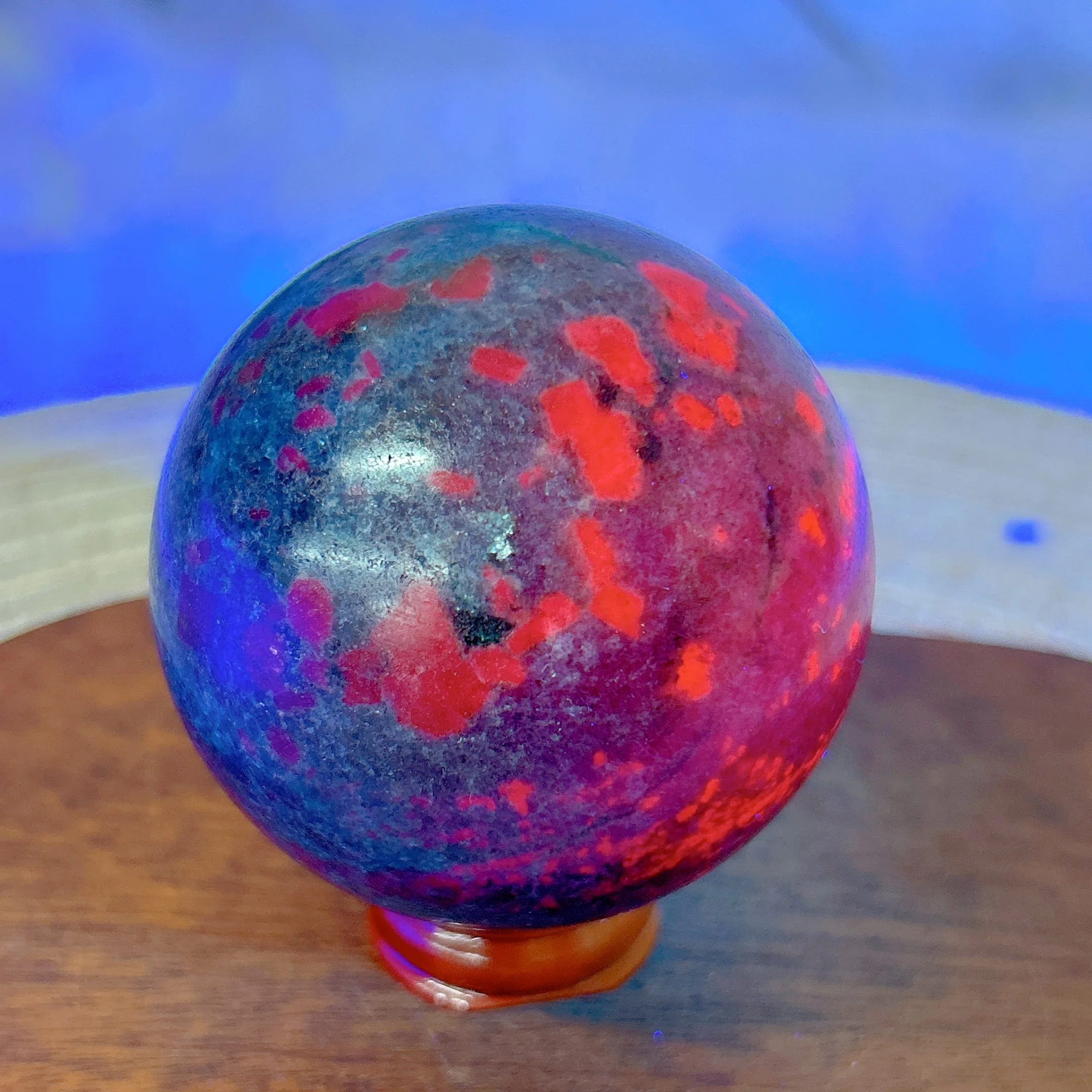 

Natural Crystals Ruby Kyanite Sphere Polished Ball UV Light Reactive Flashy Energy Ornament Home Decorations Room Decor Gift