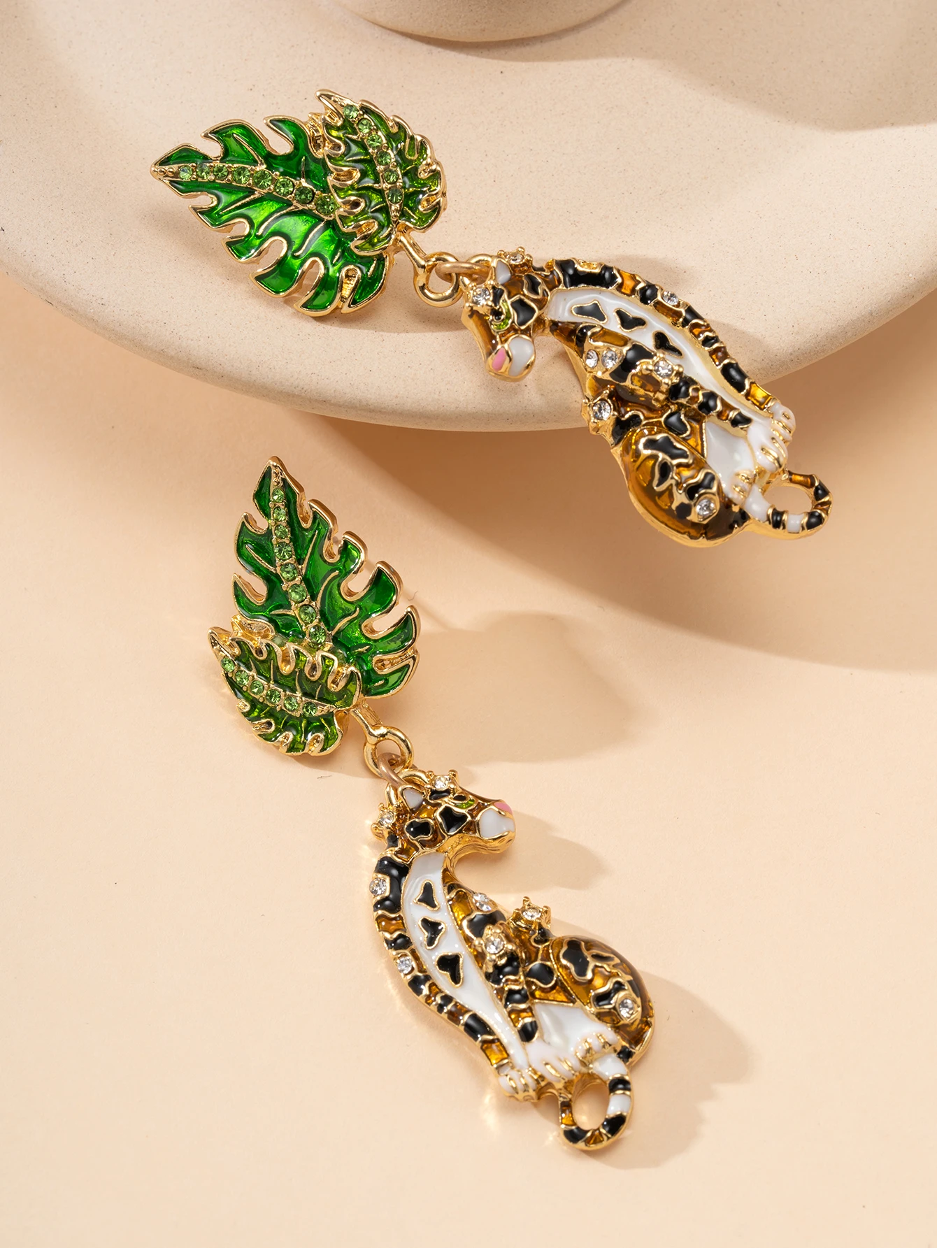 Vintage Enamel Green Leaf Leopard Pendant Earrings, Forest Style Animal Cheetah Color-Contrast Oil Drop Earrings, Women's Unique Ear Accessories