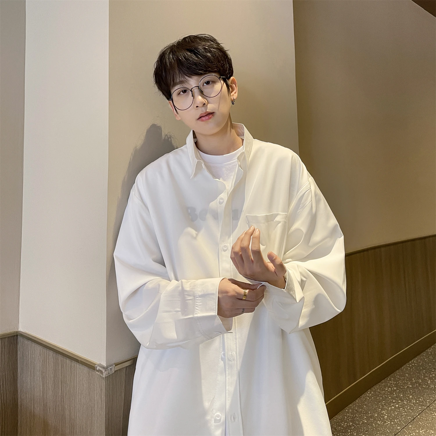 

Белая повседневная рубашка из ледяного шелка для мужчин, летняя, тонкая, прохладная, с рукавом 7/8, легкая, с длинным рукавом, верхняя одежда, модный бренд, молодежная мода