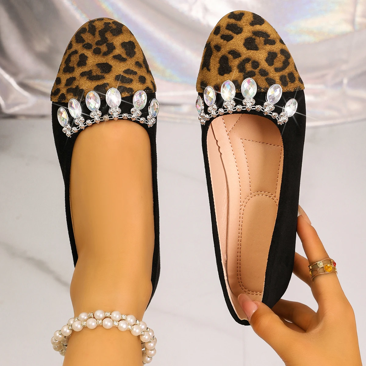 Women's Fashionable Leopard Print Pointed Toe Flat Shoes Pearl Decorated Slip-On Comfortable Soft Bottom Casual Loafers
