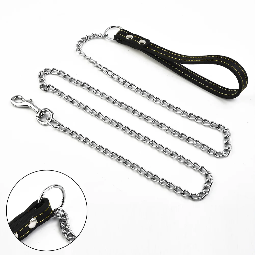 Cadena de Metal con mango de cuero para perro, correa de Control fuerte, suministros para mascotas, collares, arneses