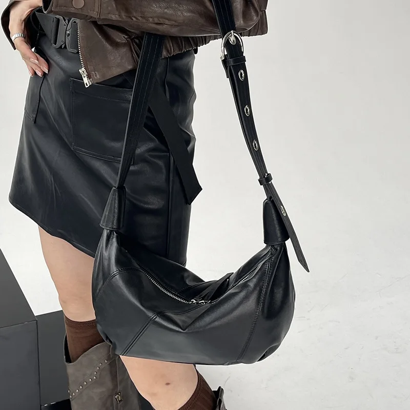 

Женская сумка Malvin Koes из натуральной кожи: универсальная, элитная, в форме круассана, на одно плечо, сумка-пельмень