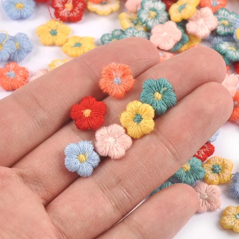 50 sztuk/partia 10mm Mini kwiatowe aplikacje dla majsterkowiczów kapelusz ubrania materiały krawieckie nakrycia głowy Decor Stick-on naszywki cp3722