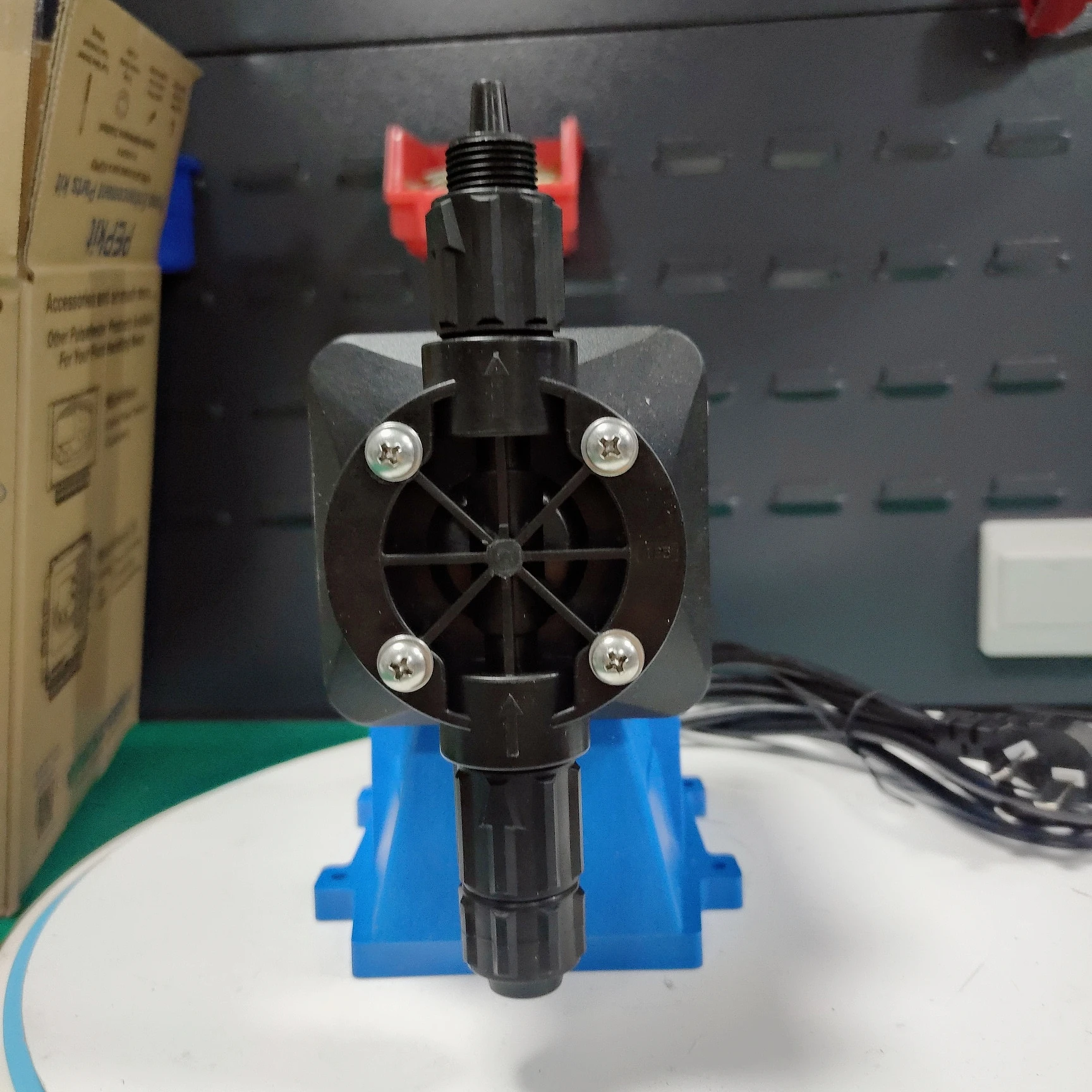 Механический мембранный дозирующий насос Pulsafeeder с небольшим расходом LB64SB-PTC1-XXX для контроля дозирования химикатов