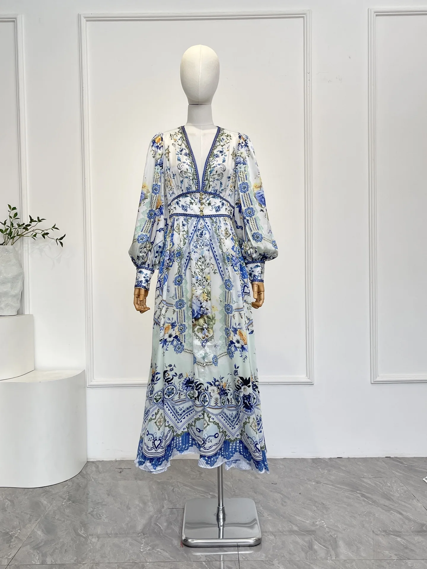 

2026 Women's New Blue Floral Print Long Sleeve Diamodns Deep V Enck Midi Dress Silk High Quality