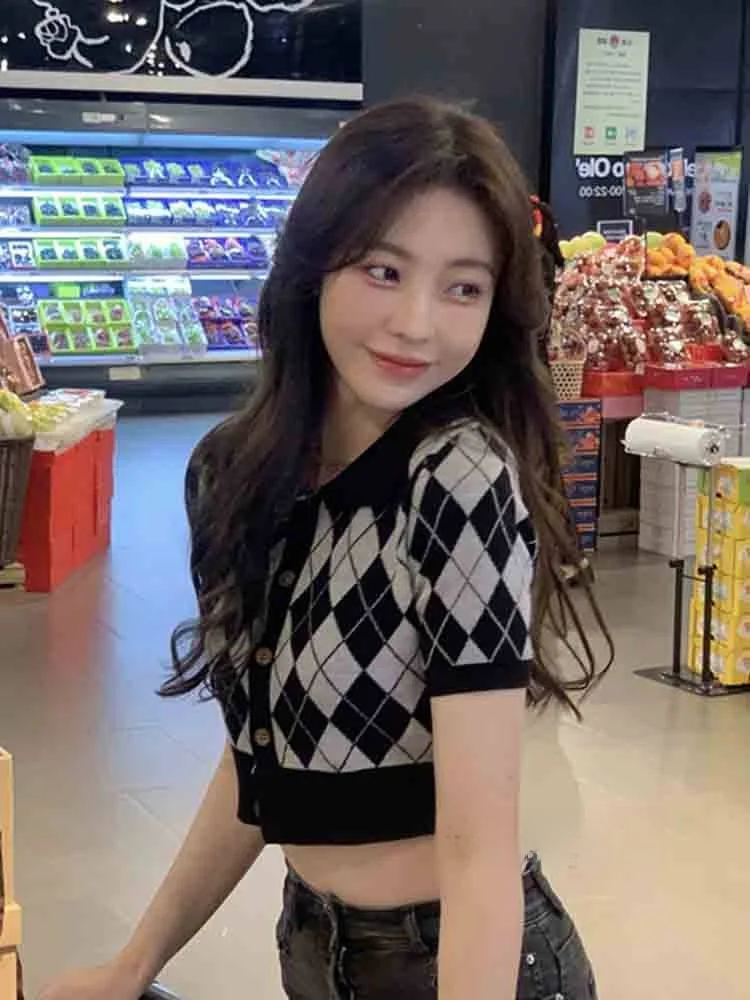 

Стильный вязаный свитер женский приталенный в клетку, весна 2026, новинка, повседневный, с коротким рукавом, на пуговицах