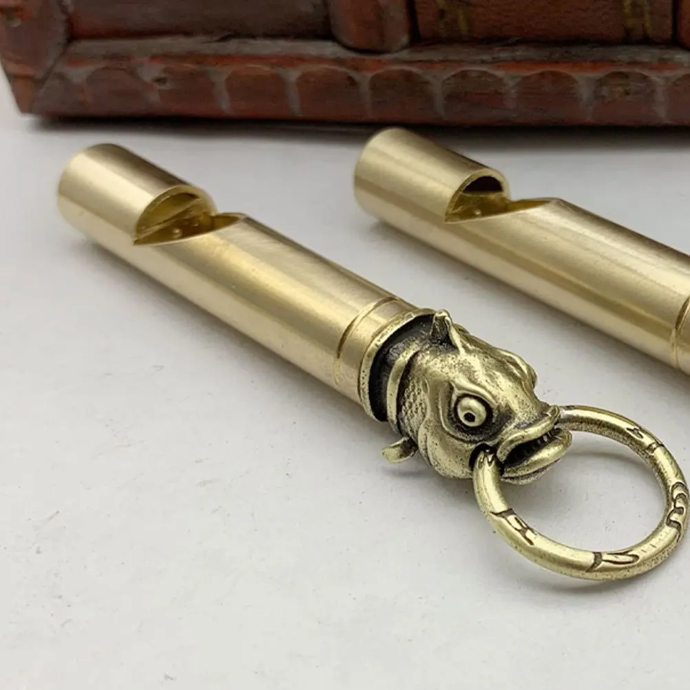 2 pezzi portachiavi con fischietto in ottone durevole emergenza escursionismo campeggio allenamento accessorio elegante fischietto in ottone fischietti di emergenza