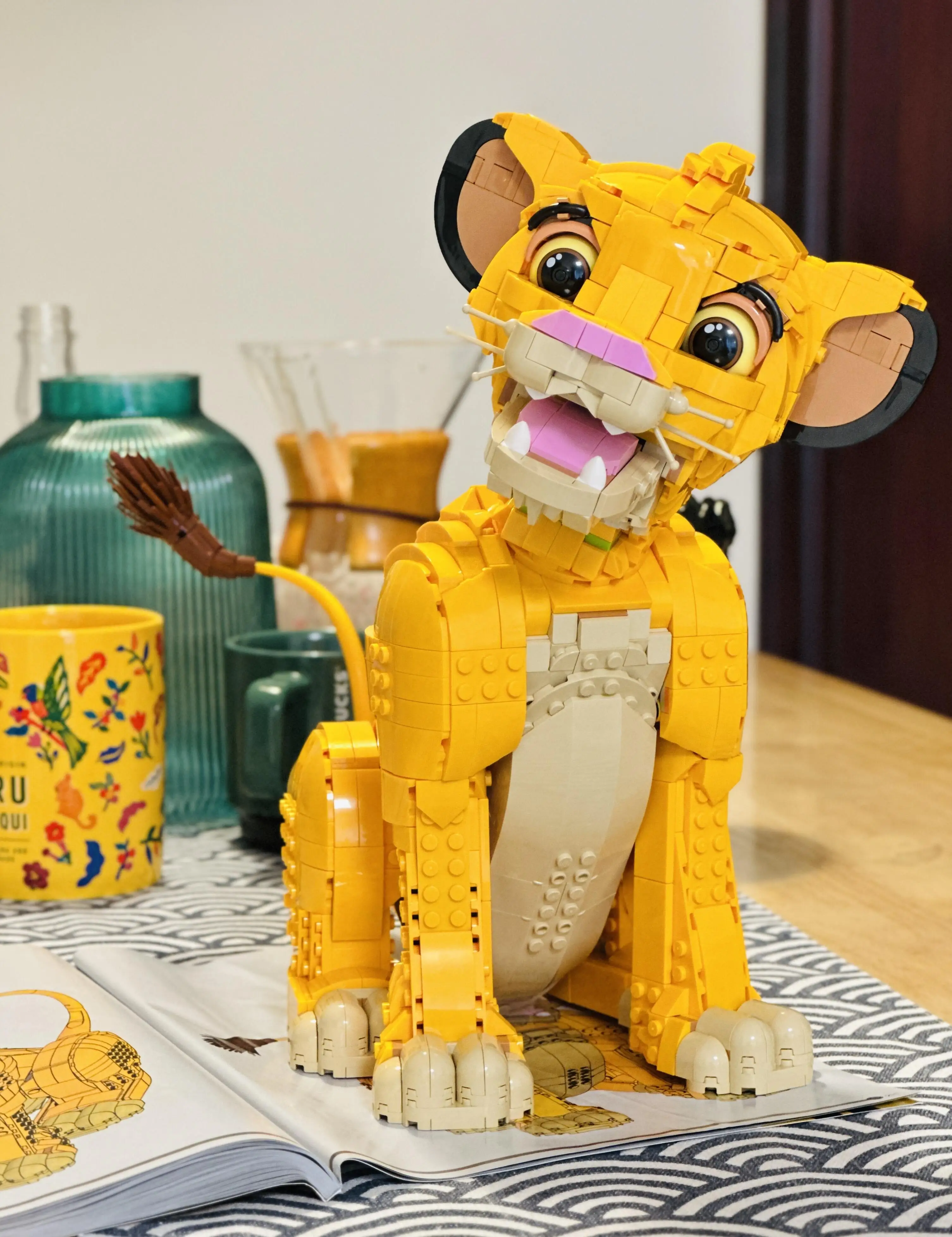 

Новинка 2024 года, 43247, модель Короля Льва, Симба, строительный блок, сборка, кирпичная головоломка, игрушка, детский подарок на день рождения, 1445 шт.