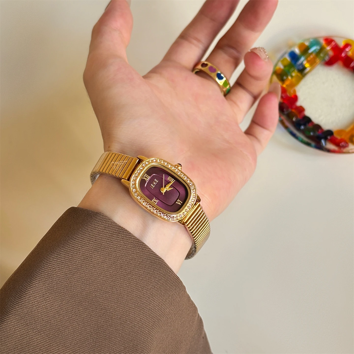 Stylish design, sophisticated oval-shaped women's watch, light luxury gold, exquisite quartz watch, elegant ladies' wristwatch.