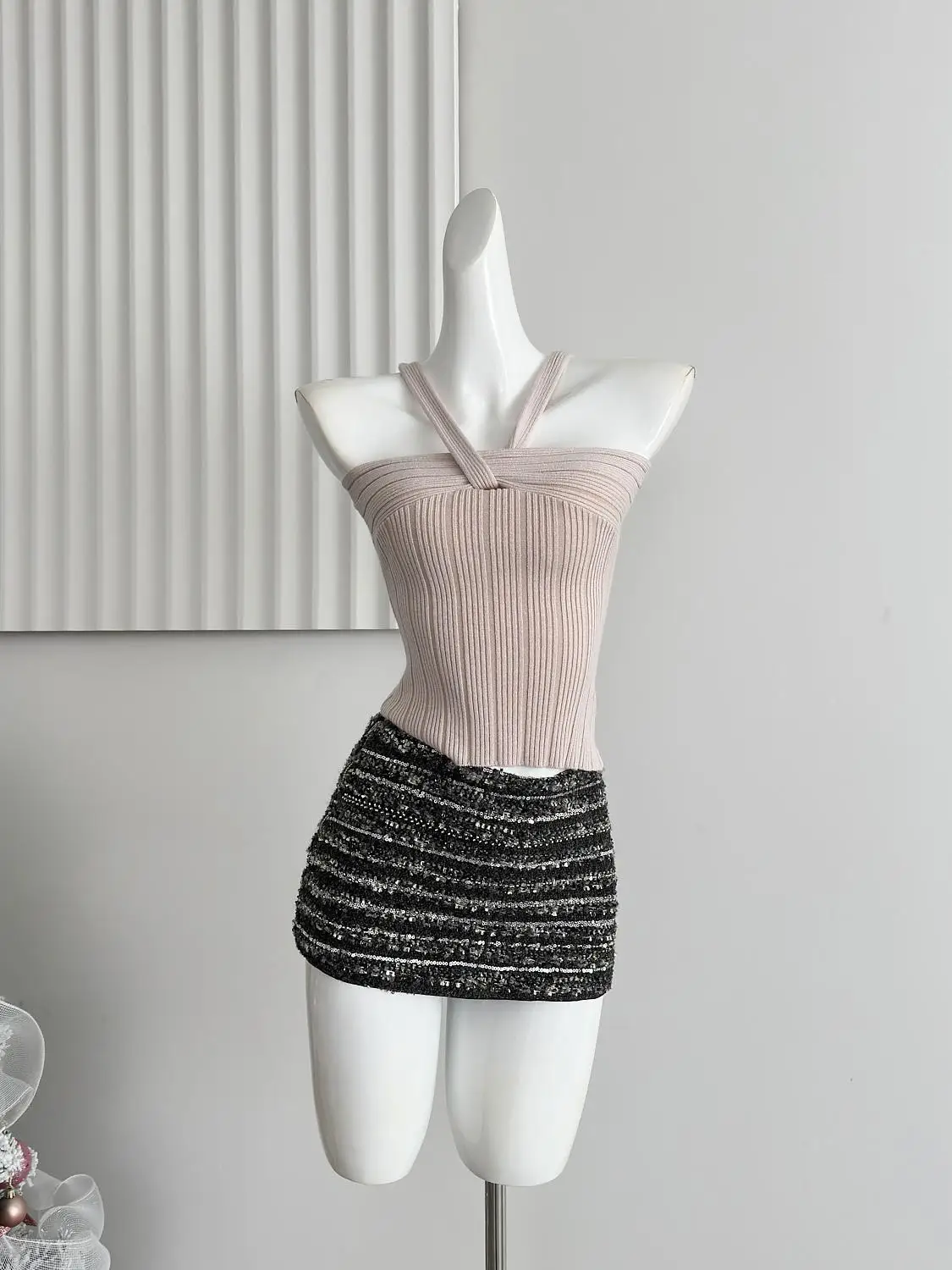 ピンク色のニットセーター レディース ベースレイヤー トップス ネックハンギング スリムフィット ピュアデザイア 肩出し 春 2025