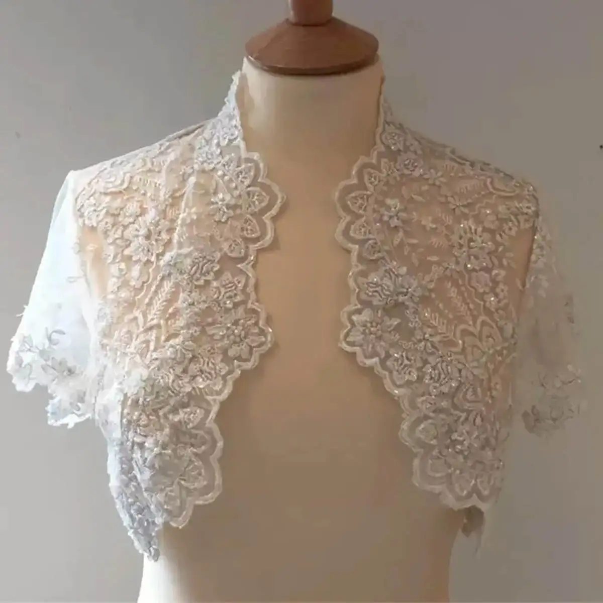 Vintage Short Sleeve Wrap Jacket Sheer Lace Beaded Bride Jackets Appliques Pearls Bridal Cloak High Quality Wedding Accessories