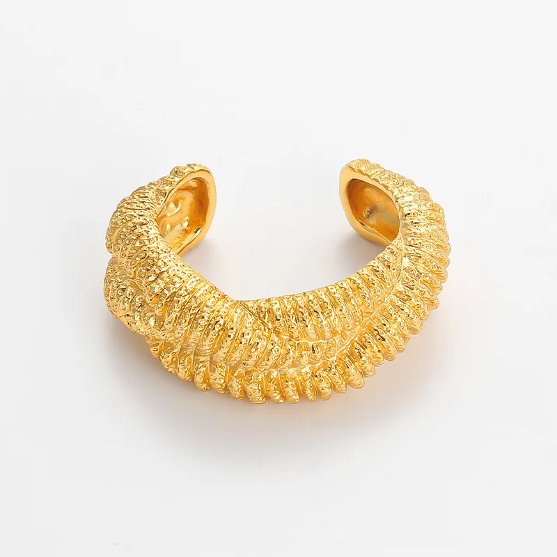 

2025 European and American fashion, niche golden retro bracelet, light luxury opening bangle, women's vintage jewelry