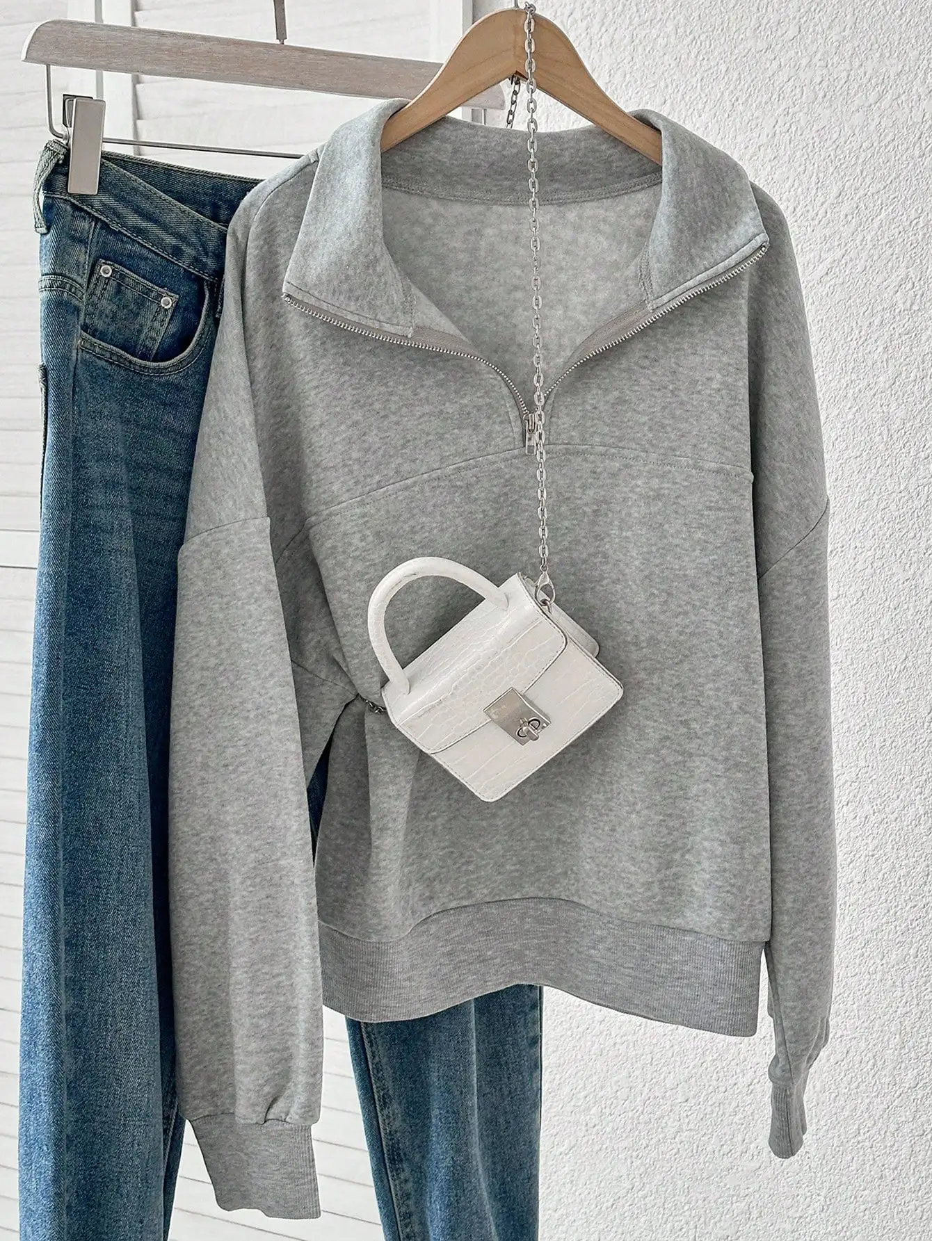 Felpa da donna grigia minimalista con mezza zip e colletto, vestibilità ampia, manica lunga per un abbigliamento casual quotidiano