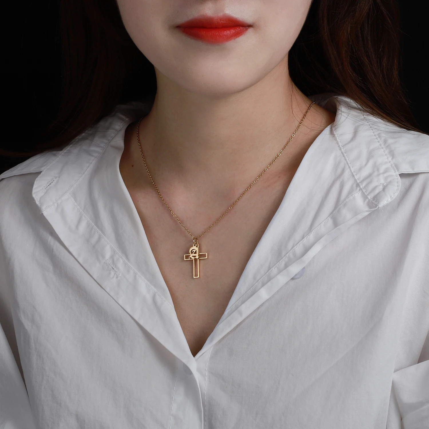 قلادة متقاطعة أولية مخصصة من Dascusto - مجوهرات مخصصة مكونة من 26 حرفًا باللون الذهبي عيار 18 قيراط لعشاق الموضة #4