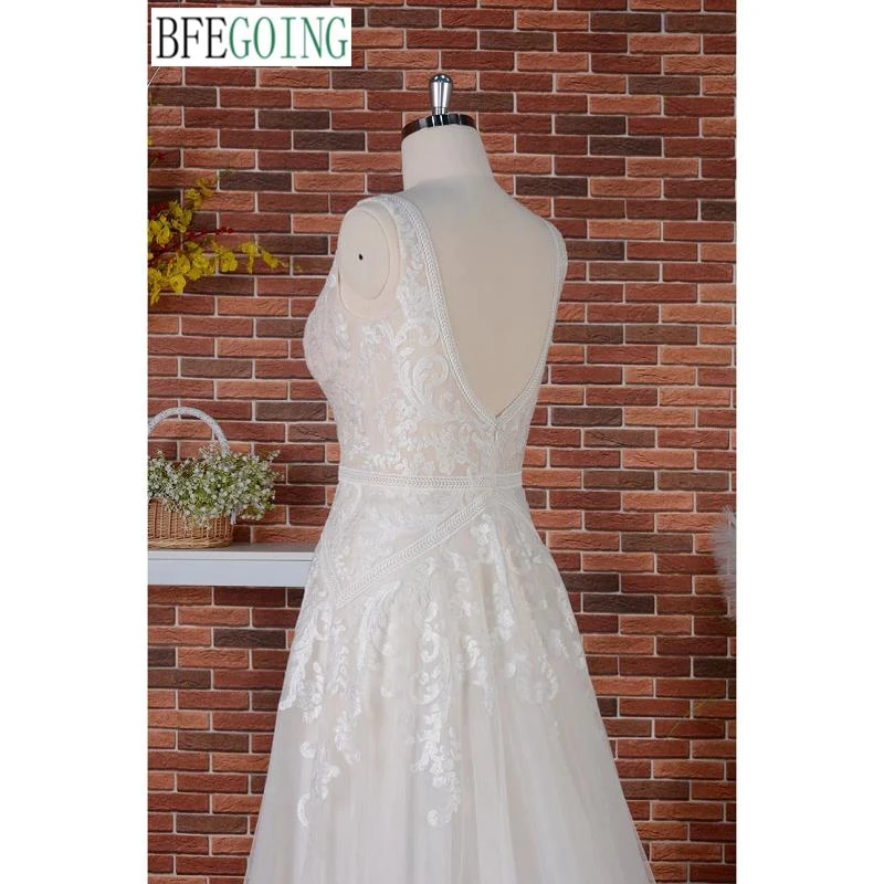 Vestidos de novia de una línea Cola capilla Vestidos de novia con apliques de encaje sin mangas hasta el suelo con cuello en V personalizados