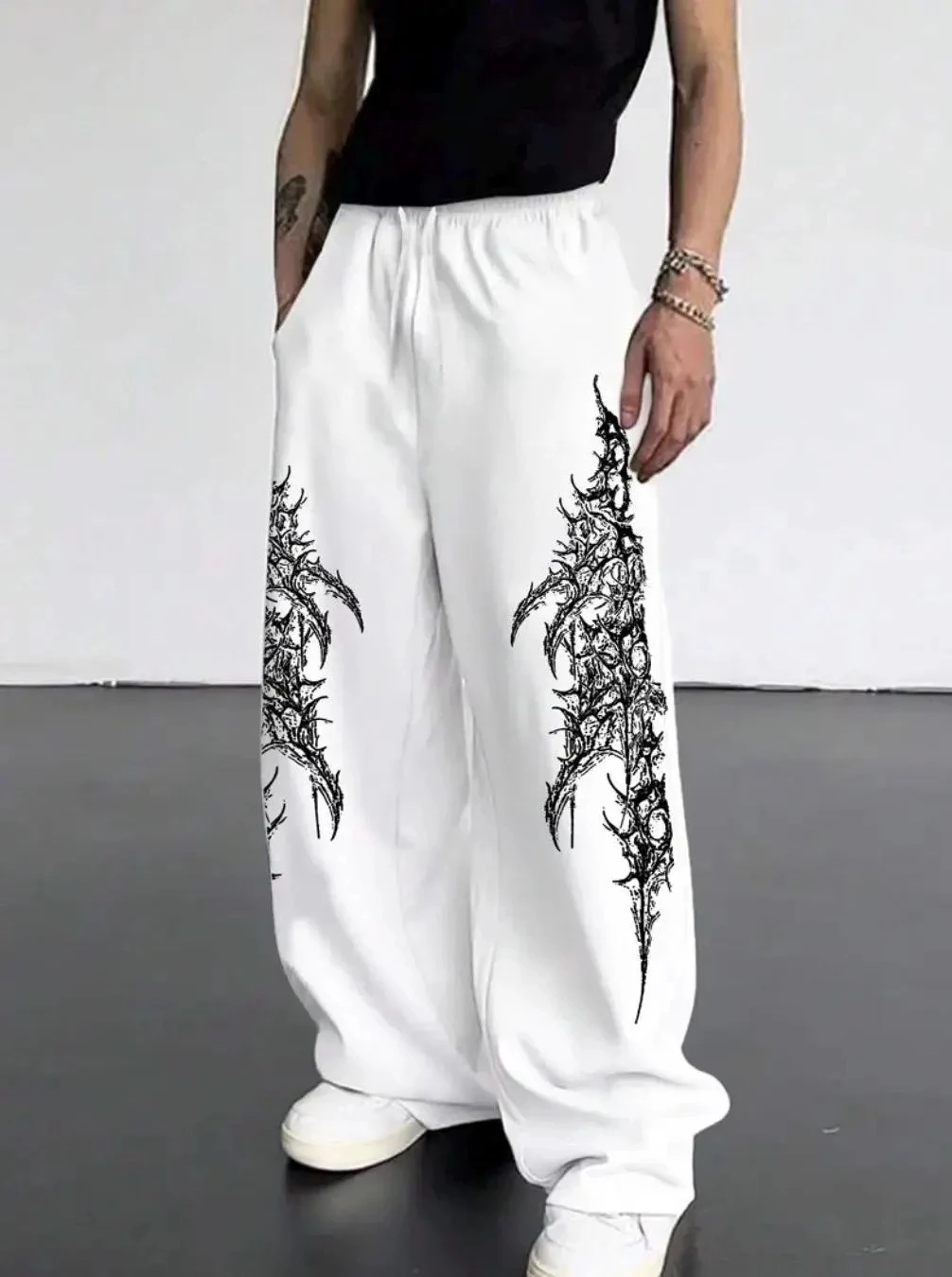 

Мужские повседневные и удобные белые широкие спортивные штаны с готическим черным узором, спортивные штаны в уличном стиле, мужская одежда