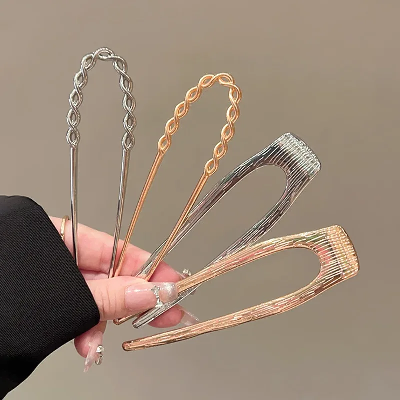 금속 참 장식의 꼬임 패턴과 매끄러운 교차로 엮인 U자형 브로치가 세련된 드레싱 스타일을 빛내며, 독특하면서도 고급스러운 느낌을 선사합니다.