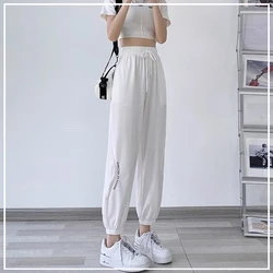 2024 yeni yaz Minimalist ve şık yüksek belli oyulmuştur mektup baskı rahat gevşek boy buz ipek spor pantolon