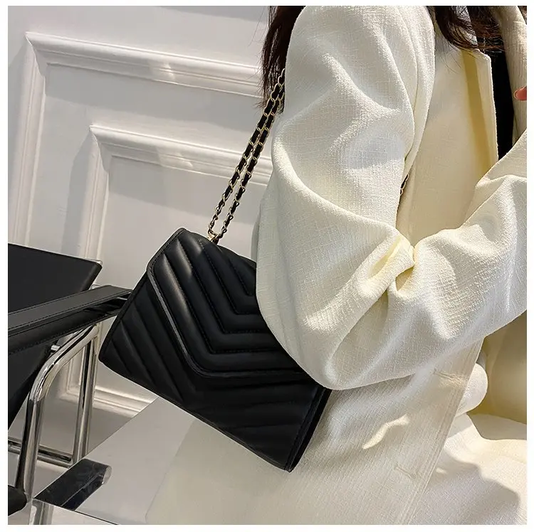 Schicke Umhängetasche aus Pu-Leder, goldfarbene Hardware, vielseitiger Kettenriemen, klassische Luxus-Tragetasche für Damen im Alltag – Detail 15