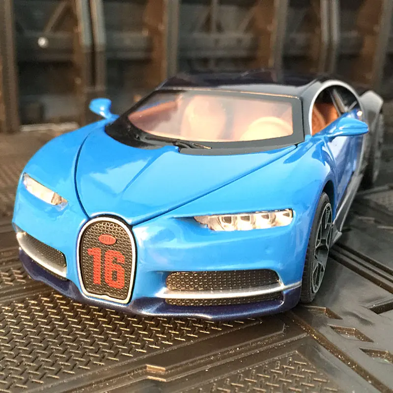 

Масштабная модель автомобиля Bugatti Chiron 1:32 из сплава, с открывающимися дверями, имитацией звука и света, богатые детали.