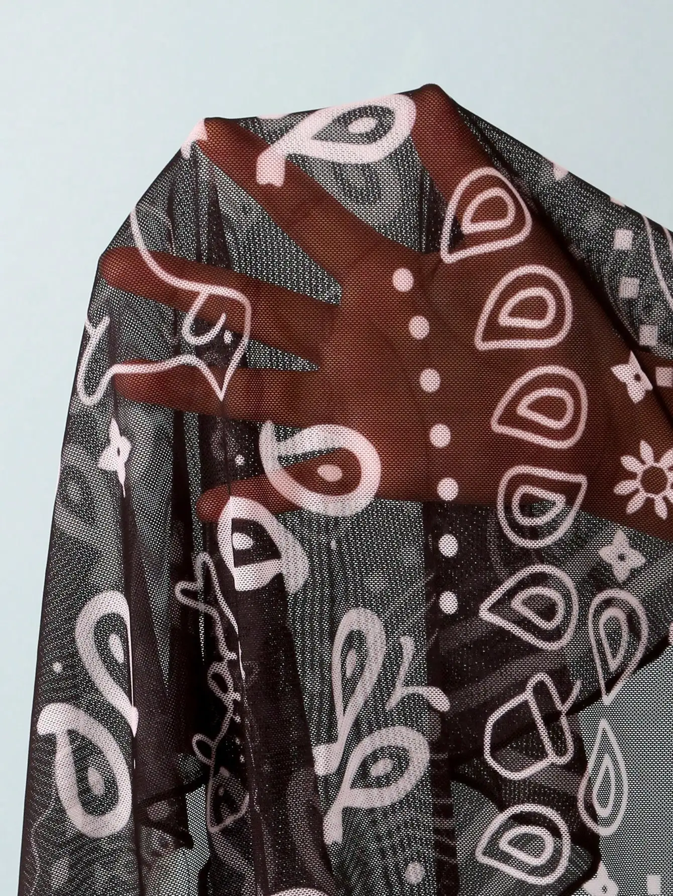 

Женский комплект бикини из 3 предметов: топ-халтер без спинки с принтом, плавки-треугольники и сетчатая юбка-накидка