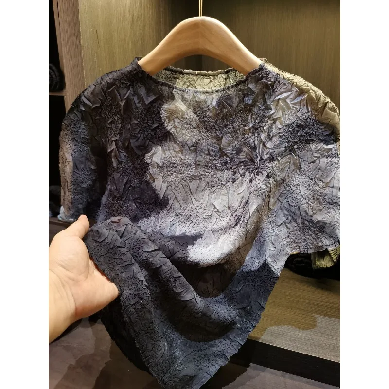 

Футболка Miyake с градиентным принтом и плиссировкой, с коротким рукавом, летняя новинка 2026 года, женская, простая, повседневная, эластичная, легкая, немнущаяся.