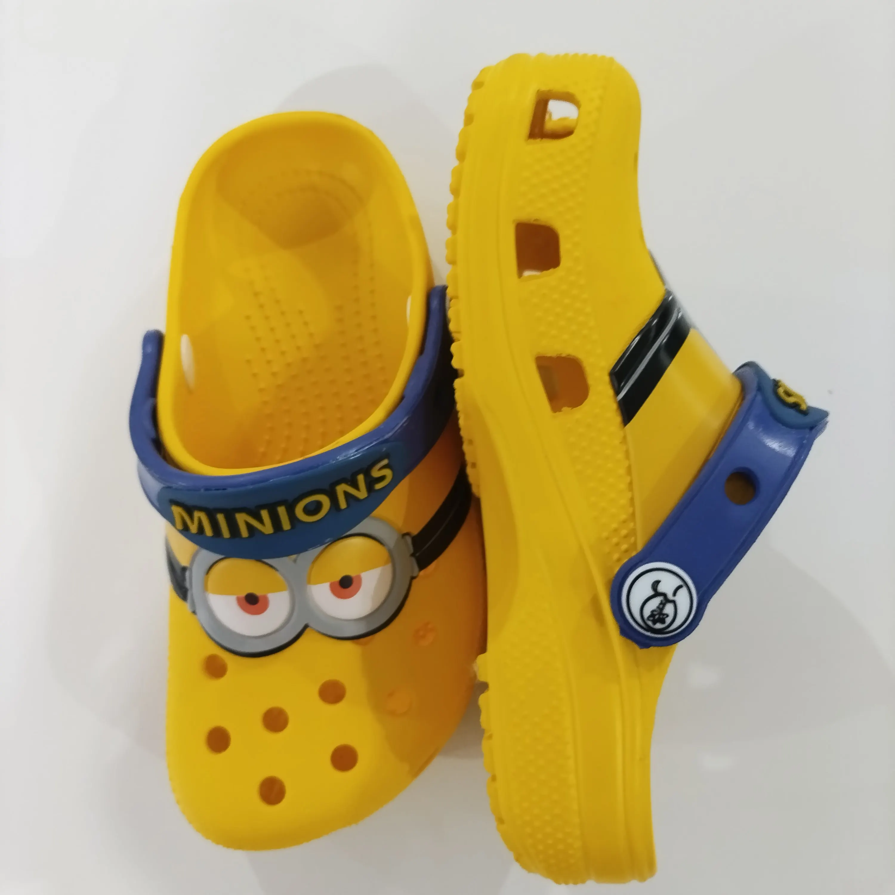 

Новинка 2023 года, летняя обувь с отверстиями для миньонов, дышащие, нескользящие, легкие, милые уличные домашние сандалии с героями мультфильмов, тапочки, подарки