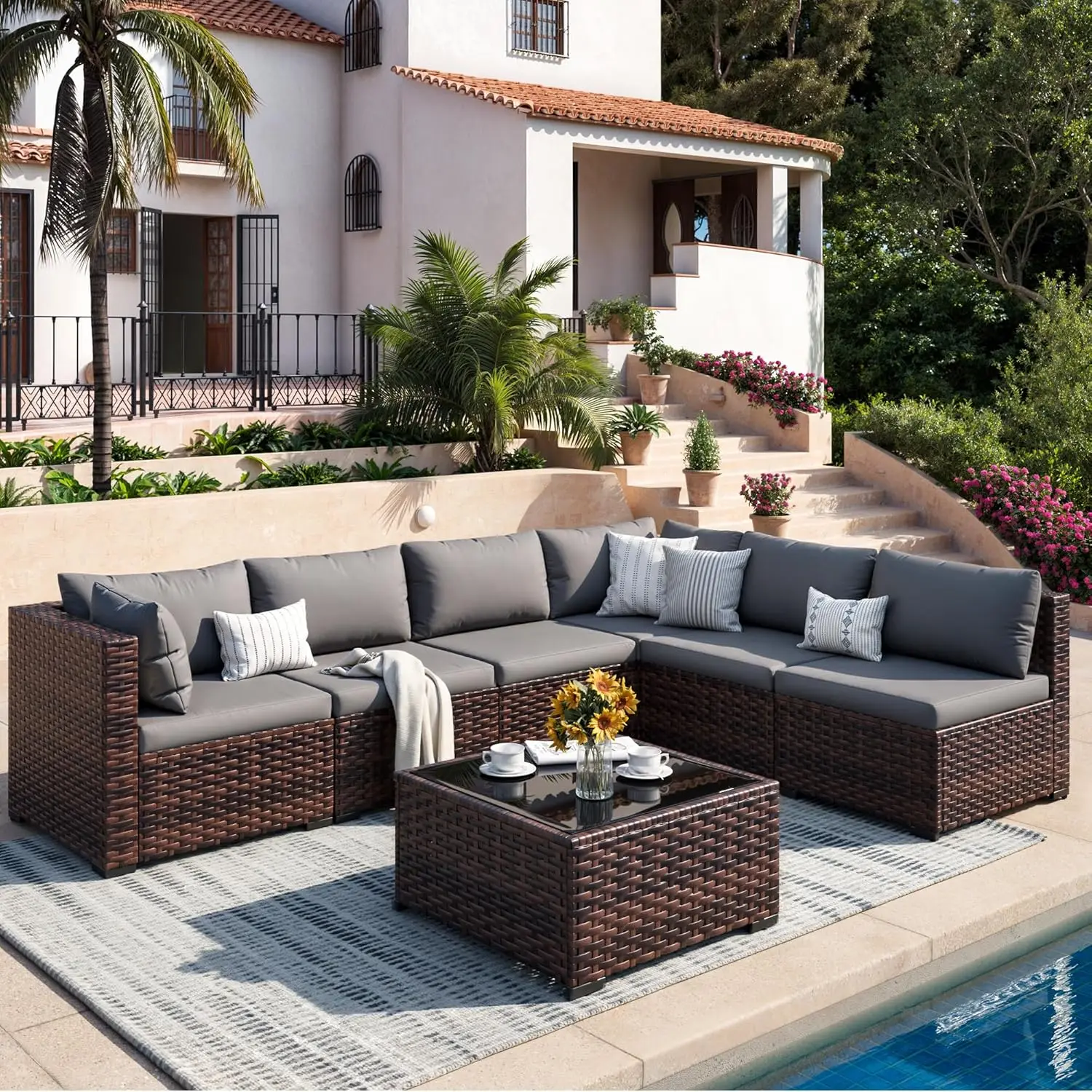 

Комплект уличной мебели из 7 предметов: секционный диван из ротанга с журнальным столиком, серые подушки, коричневый ротанг, на заказ