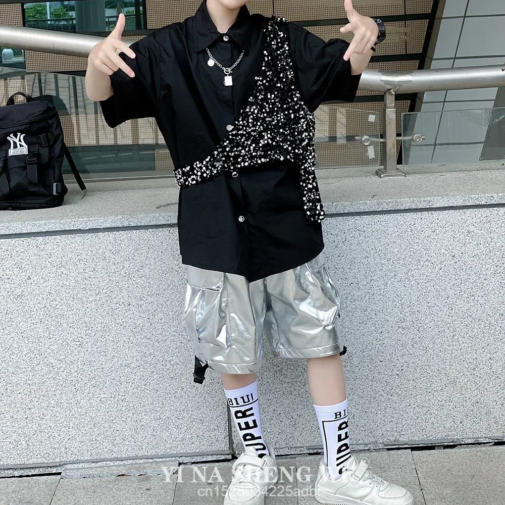 

Детский костюм для выступлений в стиле хип-хоп, джаз, черная рубашка для мальчиков, мини-жилет, серебряные шорты, одежда для групповых уличных танцев для девочек, сценическая одежда