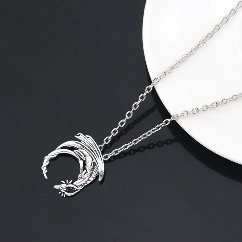 Exquisite Flying Dragon Necklace Personality Vintage Dragon Shape Pendant Necklace Popular Jewelry Presents