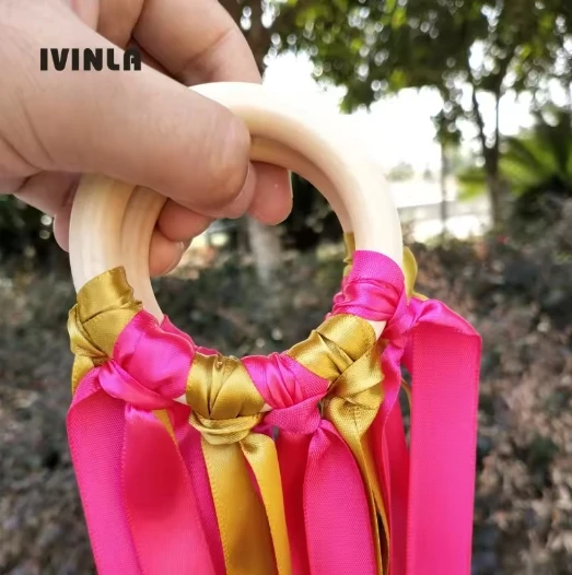 Nieuwste 10/20 stks/partij Regenboog Kleur Vlek lint Houten Ring Met Sliver Bell voor Hand Kite Speelgoed FLY ME verjaardagsfeestje Gunsten