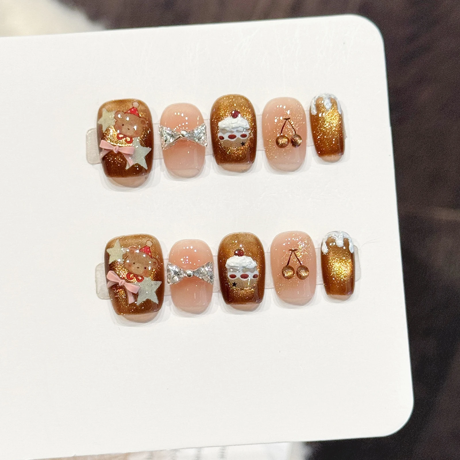 10 Uds. De uñas postizas hechas a mano con forma cuadrada corta y marrón dorado brillante con forma de oso y pastel de dibujos animados, decoración de estrellas, uñas postizas