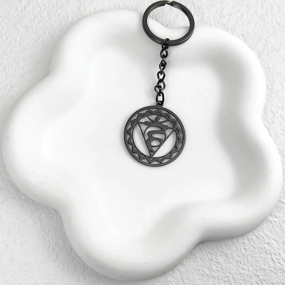 

New - Stainless Steel 18k Keychain: Triangular design in circle, stylish car and motorcycle keychain