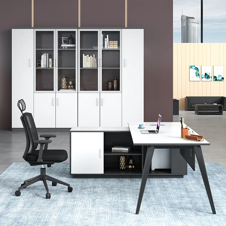 

Простой современный комплект офисной мебели: стол и стул для руководителя.