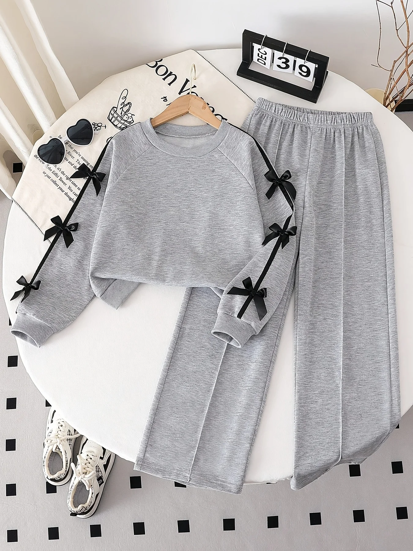 Mädchen-Herbstoutfit: Graues und schwarzes, mit Schleifen verziertes, langärmeliges Oberteil mit Rundhalsausschnitt und weit geschnittener Hose, zweiteiliges Set, geeignet für Chi. – Detail 1