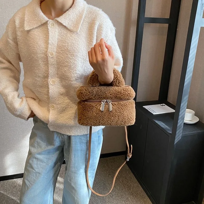 

Trendy Unique Leisure Crossbody Handbag With Simple Design And Large Capacity Easily Functions As A Women's Diaper Bag