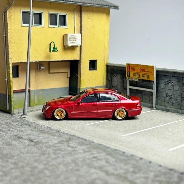 

North Exhibition Explosive MK 1:64 E63 Красная классическая модель автомобиля из литого под давлением сплава