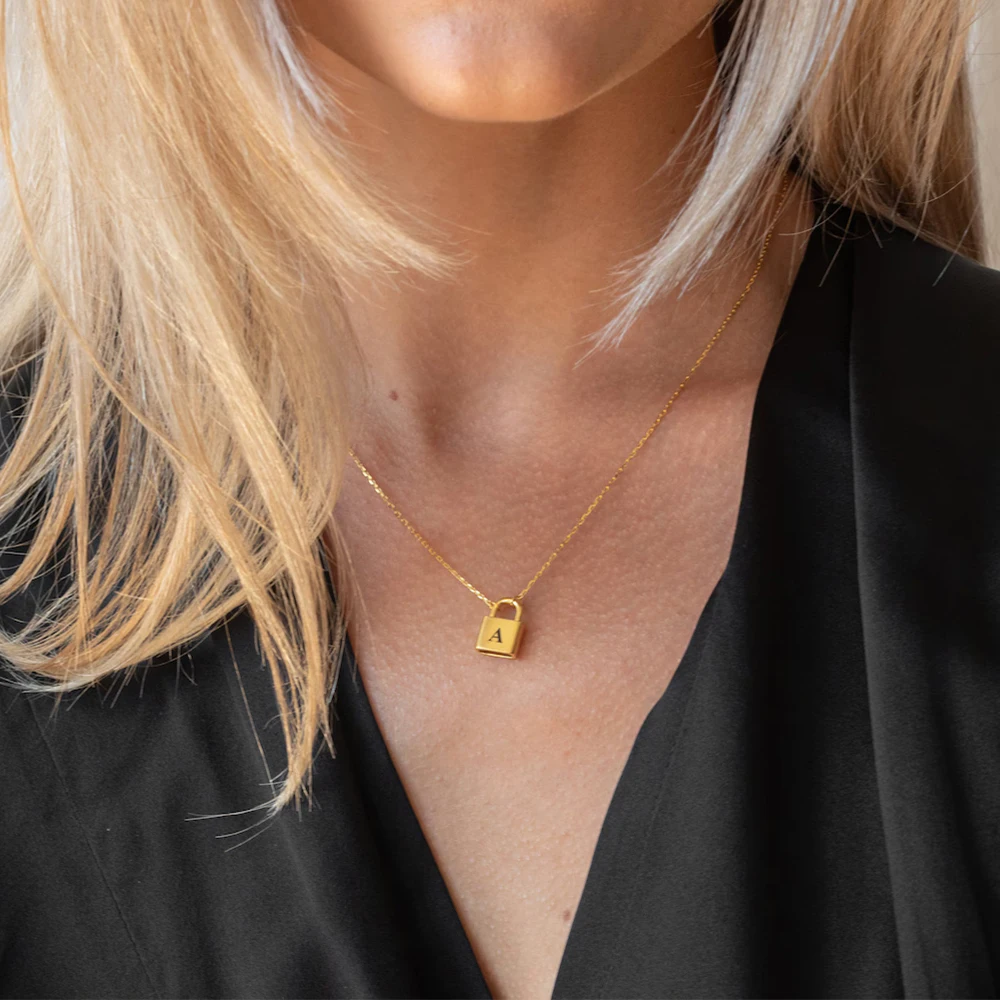 eManco Minimalist 14K Gold Plated Stainless Steel Locking Clasp Initials A-Z Pendant Women\'s Short Padlock Necklace Wholesale