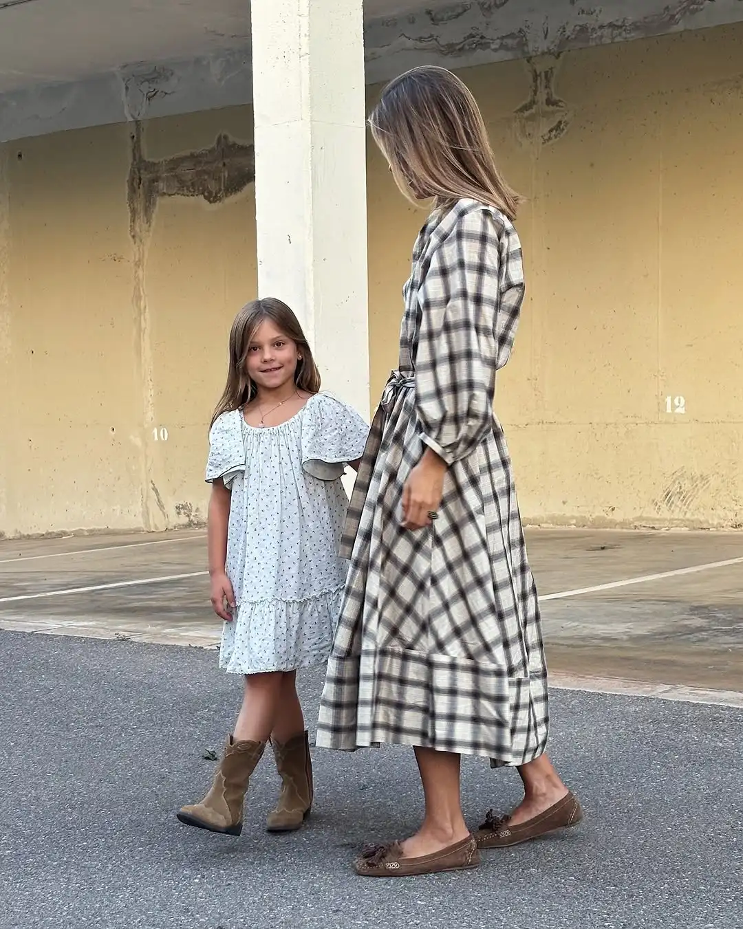 Sukienka koszulowa w kratę z bufiastymi rękawami, damska, codzienna, z dekoltem w serek, krótkie rękawy, sznurowana, zapinana na guziki, długa sukienka, elegancka sukienka do pracy, na ulicę.