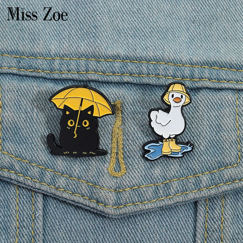 Emaille-Anstecknadeln „Playing in The Rain“, individuelle Katze mit Regenschirm, Broschen, Anstecknadeln, Kleidung, Tierschmuck, Geschenk für Kinder und Freunde