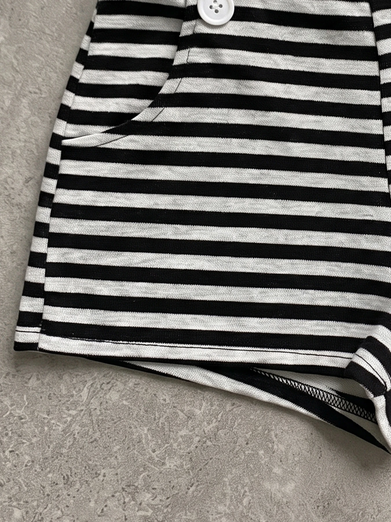 Sommerliche Basic-Shorts für Damen mit hoher Taille, Harajuku-Stil, einfarbig schwarz, grau gestreift, mit zwei Knöpfen an der Vordertasche, elastischem Bund, lässige Hose. – Detail 11