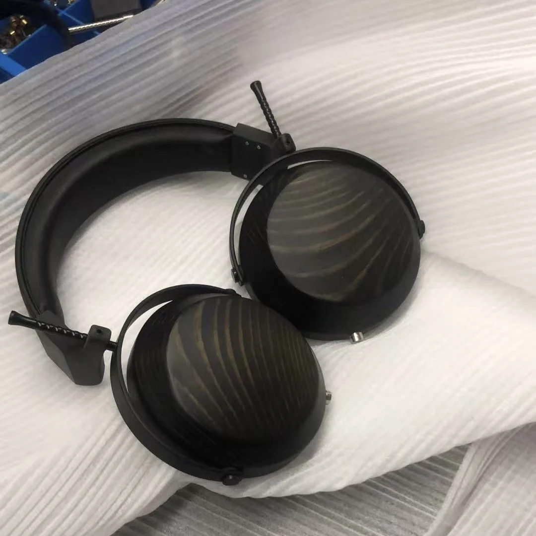 

Closed three-frequency uniform high-resolution headphone with a low bass, wired, suitable for computers and mobile phones, 50mm