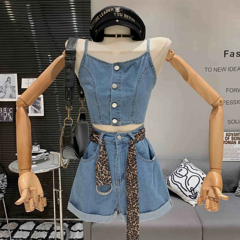 

Корейская версия, модный джинсовый топ на бретельках для девочек + шорты с поясом с леопардовым принтом и высокой талией, комплект из двух предметов