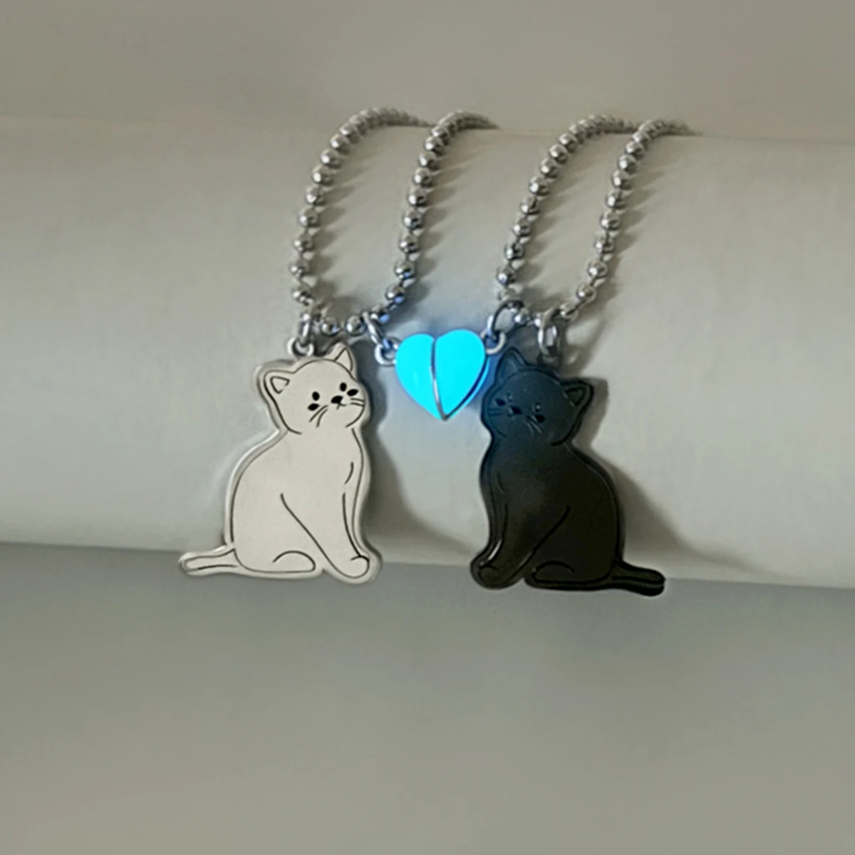 2 Pieces/Set Luminous Heart Stainless Steel Cat Pendant Steel Bead Chain Couple Necklace Heart-Shaped Magnetic Fashion Necklace