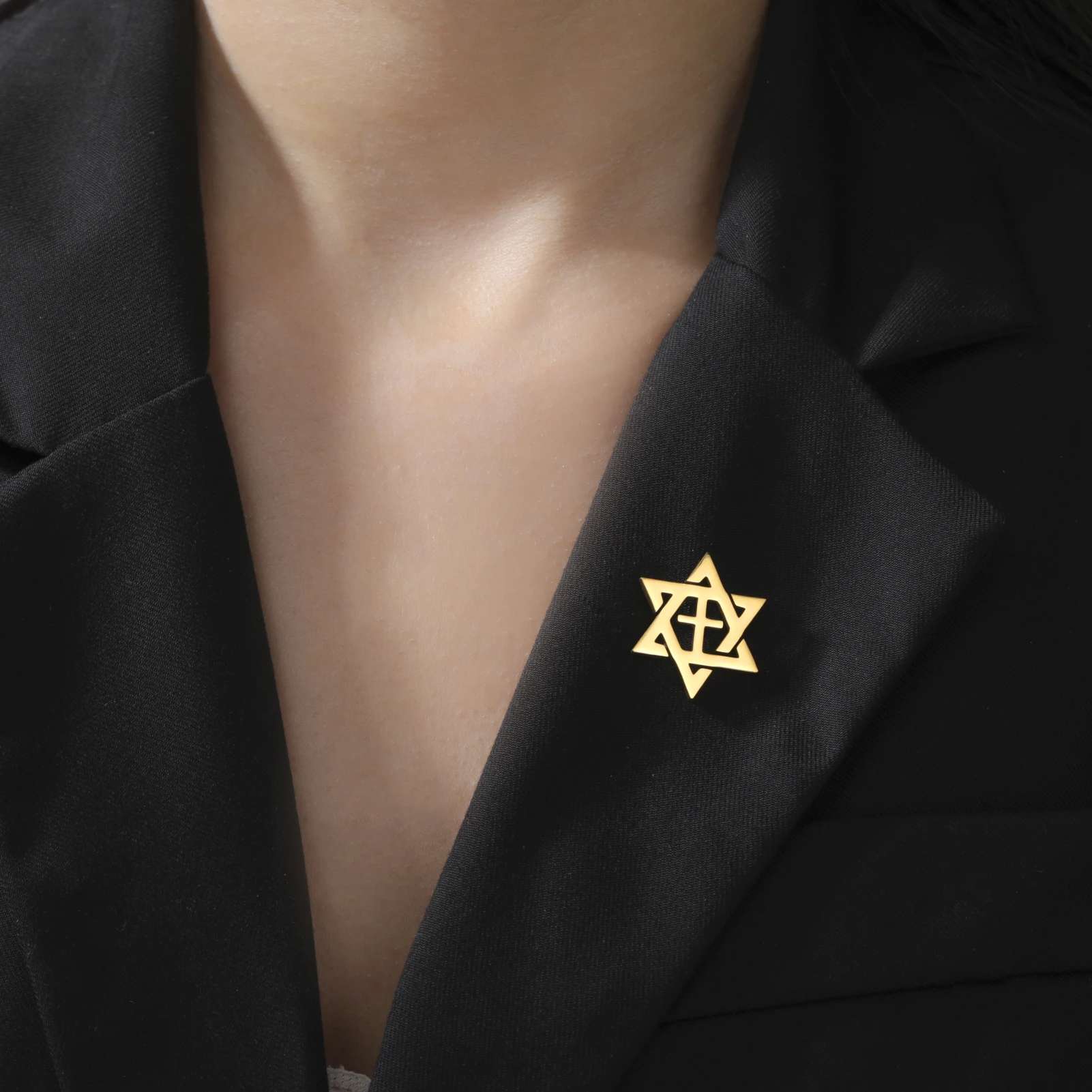 LIKGREAT Spilla con croce esagramma per donna Uomo Stella di David Chai Pin Gioielli ebraici in acciaio inossidabile Protezione Amuleto fortunato Regalo